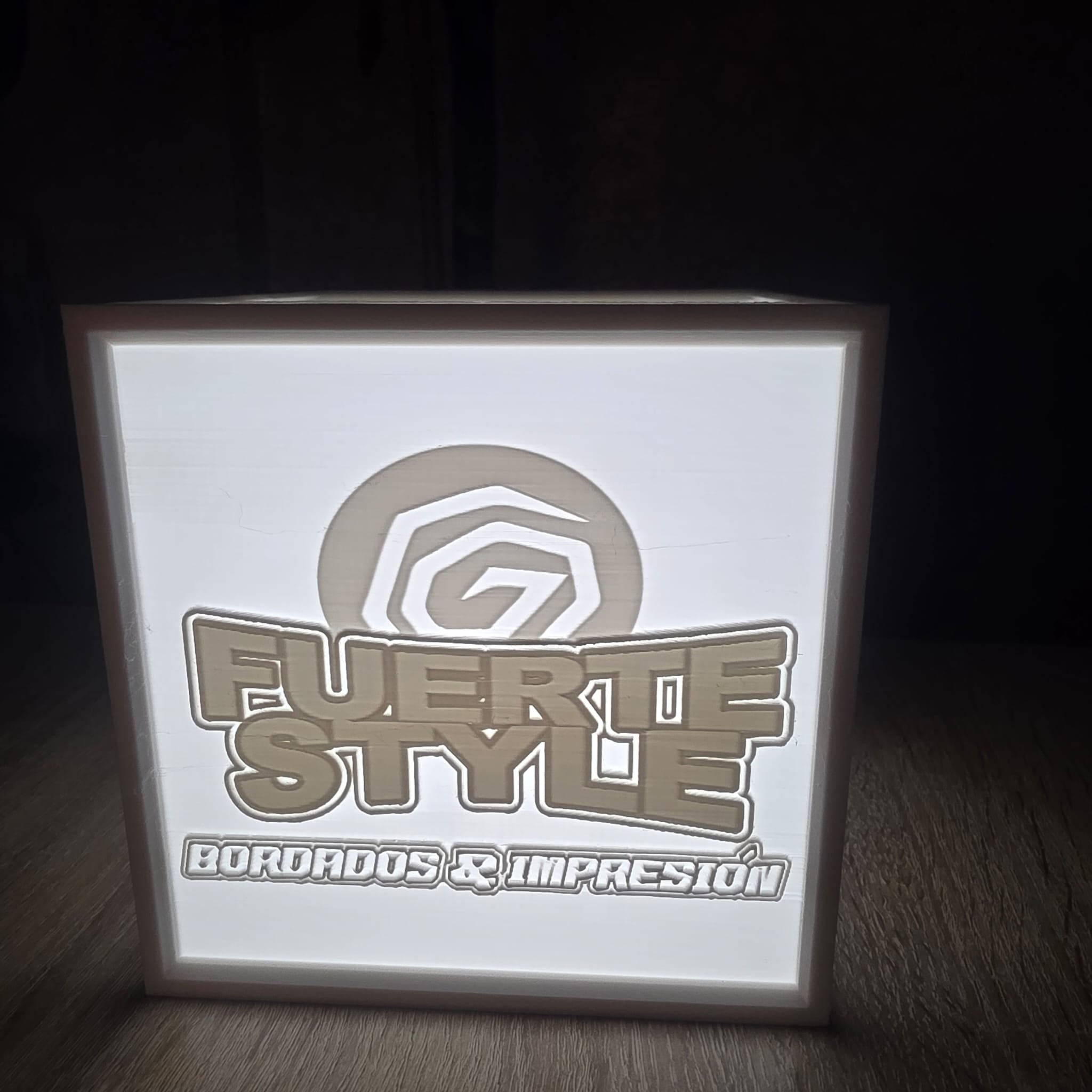 Lámpara Cubo 3D Personalizada – 14 cm